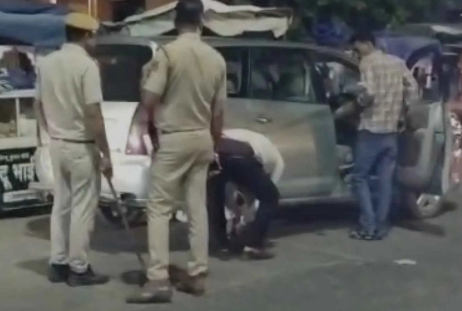 उदयपुरवाटी में नो-पार्किंग पर पुलिस ने की कार्रवाई, वाहनों की हवा निकाली